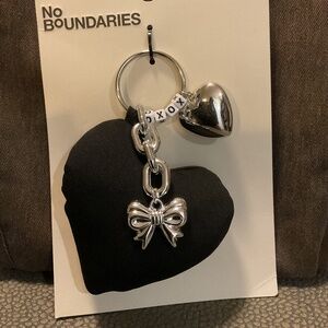 🖤🩶NWT Black Puffer Heart Bag Charm w/ Hollow Silver Bow & Heart🩶🖤